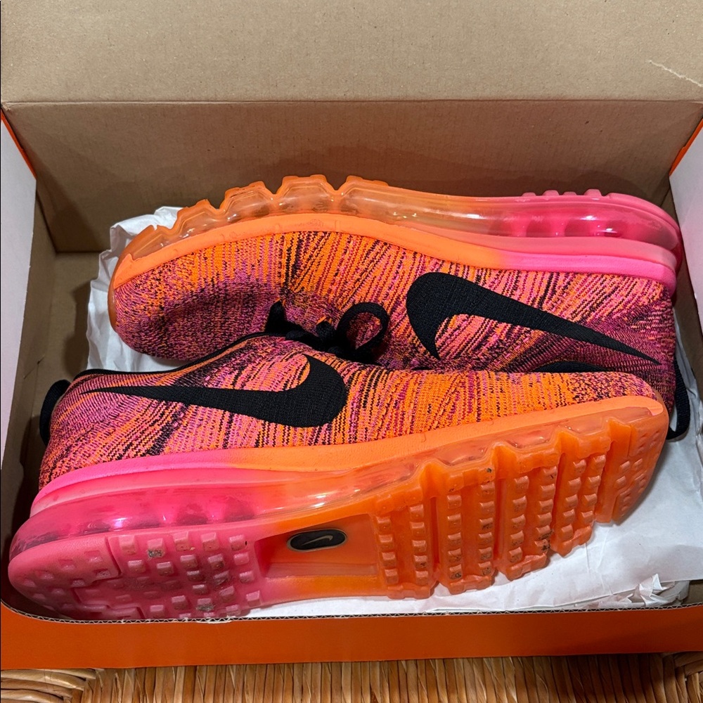 Woman’s Nike Wmns Flyknit Air Max - Picture 3 of 12